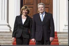 Amtseinfuehrung von Bundespraesident Joachim Gauck im Schloss Bellevue am 19.03.2012  in Berlin. VLNR: Daniela Schadt und  Bundespraesident Joachim Gauck 